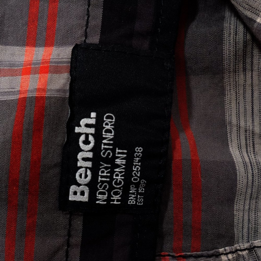 Bench Men’s Plaid Button Down Shirt Size Small Black Red Gray Long Sleeve - Picture 6 of 9